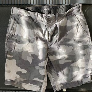 Men’s express gray camo shorts